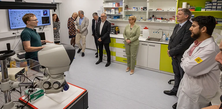 Predsednica Slovenije, Nataša Pirc Musar, je obiskala Laboratorij za biointegrirano fotoniko